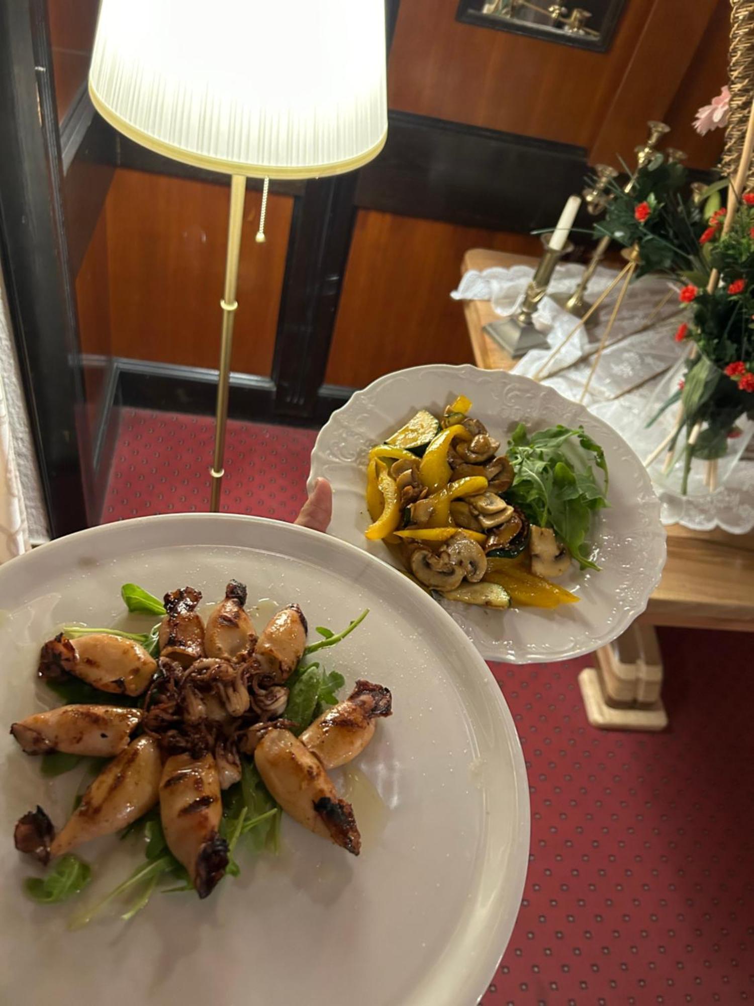 Hotel Martini Zagreb Hotel And Restaurant Sesvete Bagian luar foto